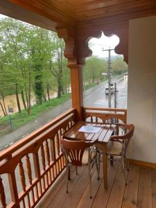 eine Veranda mit einem Tisch, Stühlen und einem Fenster in der Unterkunft Utku Konağı in Bartın