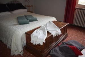 Una cama con sábanas blancas y almohadas. en La casa di ViSi, en San Giacomo