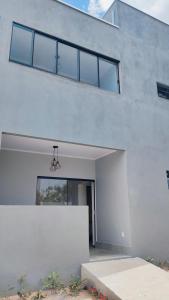 戈亞斯州上帕萊索的住宿－Villa da Serra，大型白色房屋,设有大窗户