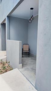 a chair sitting in a room with a blue wall at Villa da Serra in Alto Paraíso de Goiás