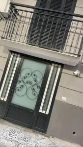 eine schwarze Tür mit einem Fenster auf einem Gebäude in der Unterkunft La casa di sole in Neapel
