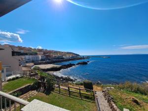 カステルサルドにあるCasa Marina di Castelsardoの家のバルコニーから見える海の景色