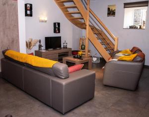- un salon avec deux canapés et un escalier dans l'établissement Gîte La Forge, ouvert en 2016., à Lierneux