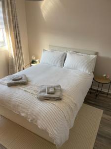 - une chambre avec un lit et 2 serviettes dans l'établissement Sea Side Getaway, à Portstewart