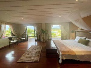 ein Schlafzimmer mit einem großen Bett und einem Balkon in der Unterkunft FERRADURA EXCLUSIVE SEaVIEW in Búzios