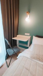 1 dormitorio con 1 cama, 1 mesa y 1 silla en Green Terrace Family Apartment, en Wroclaw