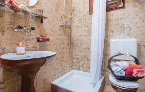 Kúpeľňa v ubytovaní Three-Bedroom Holiday Home In Crkvice