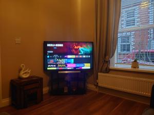 TV a/nebo společenská místnost v ubytování Helens House Derry City Centre Remarkable 3-Bed