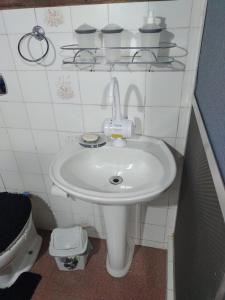 y baño con lavabo blanco y aseo. en Chalet confortável na cidade das estrelas, en Santa Maria Madalena