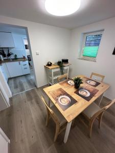 een keuken en eetkamer met een houten tafel en stoelen bij Ferienwohnung mit separaten Eingang - Mola in Wetter