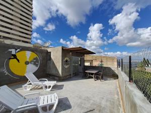 een patio met stoelen en een tafel in een gebouw bij Fellini talpiot roof dolce vita in Haifa