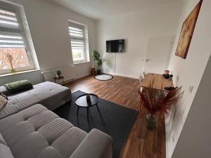 ein Wohnzimmer mit einem Sofa und einem Tisch in der Unterkunft Europa Apartments nähe Düsseldorf Messe, Airport in Krefeld