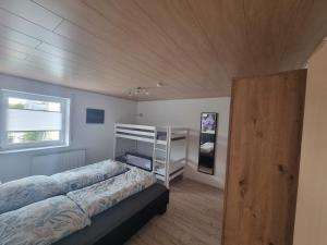 een slaapkamer met een bed en een houten plafond bij Ferienwohnung Biosphärenblick in Münsingen