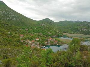 z góry widok na małe miasteczko w górach w obiekcie Feel the Karuch w mieście Cetynia