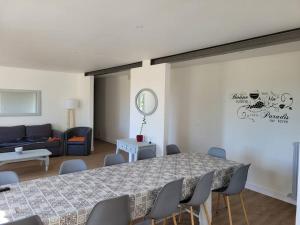 Habitación con mesa, sillas y sofá en Un séjour à la campagne en Courpignac
