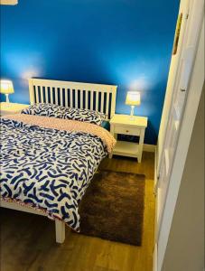 布里斯托的住宿－Mia Property 2，一间卧室设有一张床和蓝色的墙壁