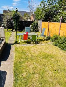a garden with a table and chairs in the grass at Mia Property 2 in Bristol