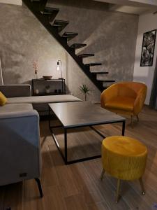 - un salon avec un canapé, une table et des chaises dans l'établissement Apartments Vraneš Tivat, à Tivat