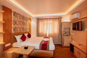 een hotelkamer met een bed en een televisie bij Hotel Elegant Kathmandu Inn in Kathmandu