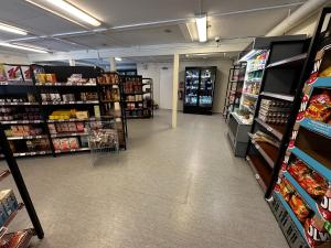 une allée de magasin d'une épicerie remplie de produits dans l'établissement Ljungaverk Atelje Takvåning med Takfönster Ekgolv Charmigt, à Ljungaverk