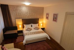 Habitación de hotel con cama y silla en Scallop Rooms self check-in, en Zadar
