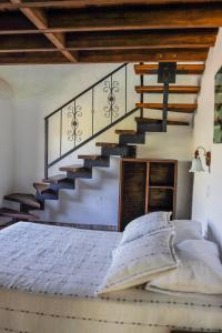 1 dormitorio con 1 cama y escalera en Hotel Hacienda Santa Cecilia, en Sáchica