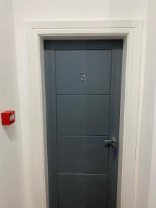 Eine blaue Tür mit der Nummer sechs drauf. in der Unterkunft Luxury Apartment APT3 in Wolverhampton