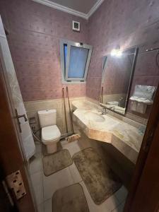 شقه ٣ غرف على البحر فى سبورتنج في الإسكندرية: حمام مع مرحاض ومغسلة ومرآة +9 صور