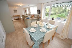 a kitchen and dining room with a table and chairs at Little Hare Lodge - Spacious 2 bedroom attached bungalow in Woodhall Spa