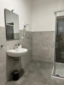 uma casa de banho com um lavatório e um chuveiro em B&B Casa Doria em Valmontone