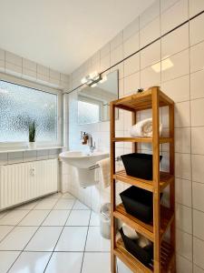 ein Badezimmer mit einem Waschbecken, einem WC und einem Spiegel in der Unterkunft Design Maisonette I Kamin I 10 Personen I Netflix in Bremen