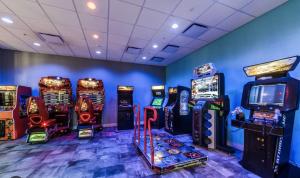 una sala con juegos de arcade y máquinas de videojuegos en A Whole New World Villa, en Kissimmee