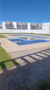 uma piscina em frente a um edifício em Sidi rahel em Casablanca