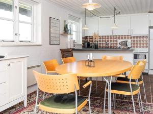 Kuchyň nebo kuchyňský kout v ubytování Holiday home Ulfborg VIII
