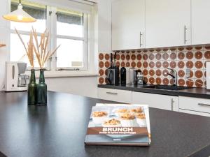 Kuchyň nebo kuchyňský kout v ubytování Holiday home Ulfborg VIII