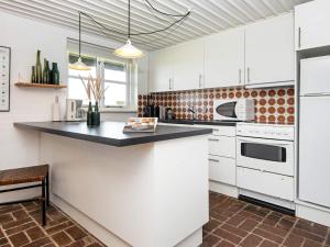Kuchyň nebo kuchyňský kout v ubytování Holiday home Ulfborg VIII