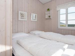 HejlsにあるHoliday home Hejls IIの窓付きの客室で、白い大型ベッド2台が備わります。