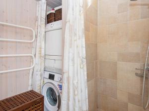 HejlsにあるHoliday home Hejls IIのバスルーム(シャワー付)の洗濯機が備わります。