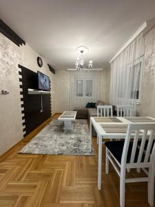 - un salon avec une table et un canapé dans l'établissement Port 3, à Belgrade