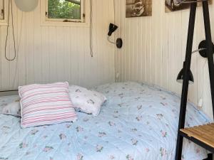 HumlumにあるOne-Bedroom Holiday home in Struerのベッド1台(枕2つ付)