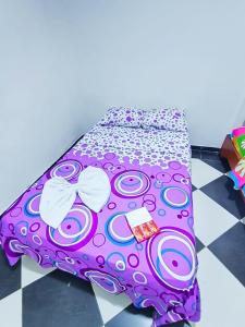 a purple bed sitting on top of a floor at Hotel El Paisano in Villavicencio