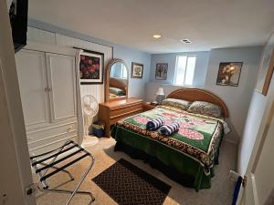Ένα ή περισσότερα κρεβάτια σε δωμάτιο στο Anita's Bed & Breakfast - Bedroom On Ground Floor With Backyard