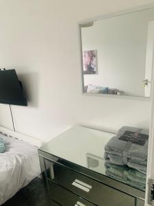 Łóżko lub łóżka w pokoju w obiekcie Greenshaw 3 Bedroom Terrace