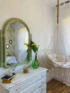 um espelho em cima de uma cómoda num quarto em Bodega Sibeiro em Chantada