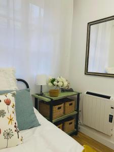 1 dormitorio con 1 cama y 1 mesa con lámpara en Bodega Sibeiro, en Chantada