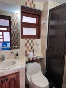 een badkamer met een toilet en een wastafel bij Apartamento en Villa de Leyva in Villa de Leyva