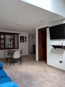 een woonkamer met een flatscreen-tv aan de muur bij Apartamento en Villa de Leyva in Villa de Leyva