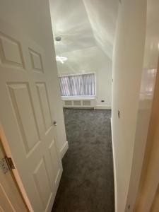 een lege kamer met een deur en een hal bij Penthouse APT8 in Wolverhampton