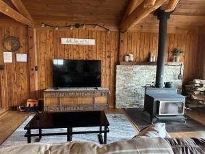 Televisyen dan/atau pusat hiburan di Timber Frame Country Retreat.