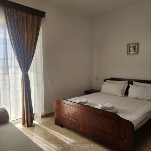Postel nebo postele na pokoji v ubytování Amelie's Apartments & Beach Saranda